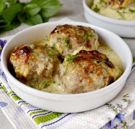 Нежные куриные биточки в сливочном соусе