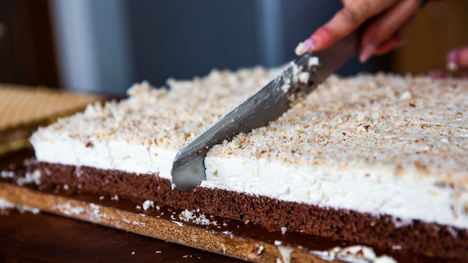 Теперь нарежете торт идеально: больше не прилипнет к ножу и не сомнется