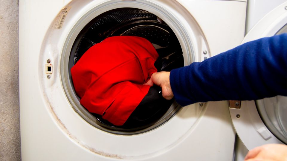 Эти вещи после стирки в машинке можно смело выкидывать: будут безнадежно испорчены