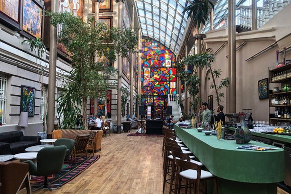 Завтрак в музее, обед в театре и ужин среди акул: 6 незабываемых ресторанов в необычных локациях