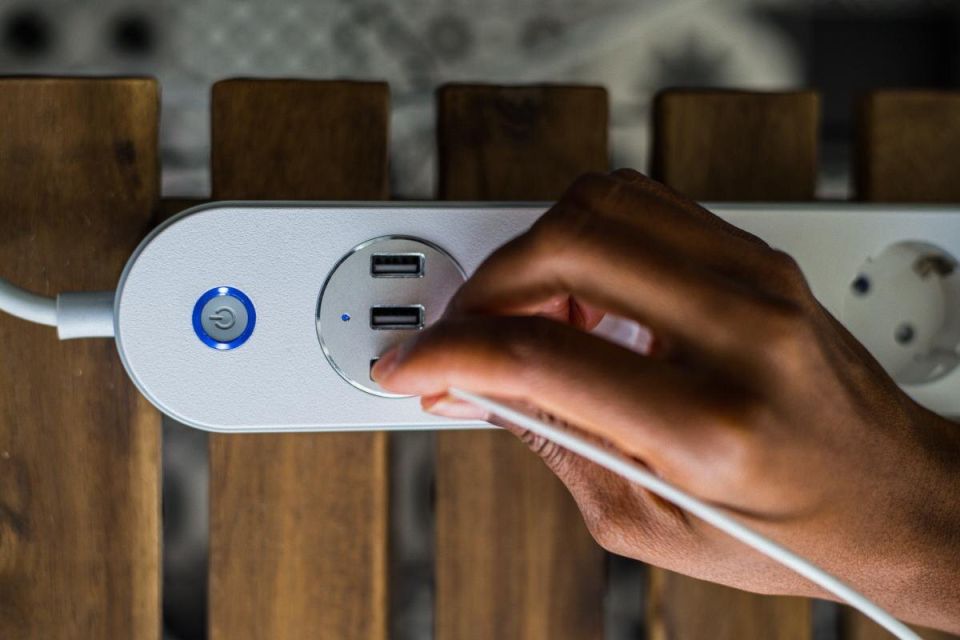 Как сэкономить на электроэнергии: какие приборы стоит отключить, покидая дом