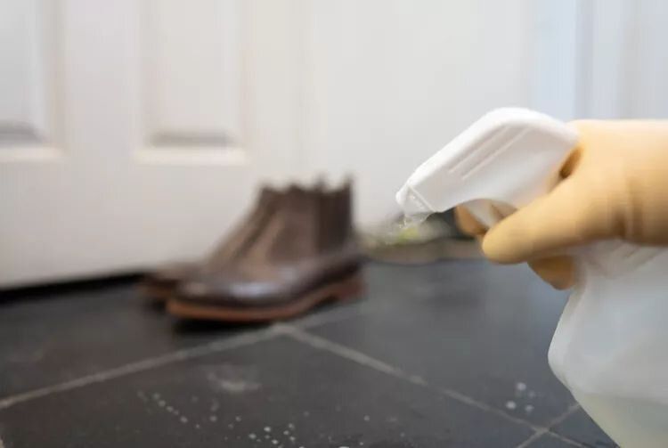 Отбеливатель: полезный помощник или опасный враг для поверхностей дома?