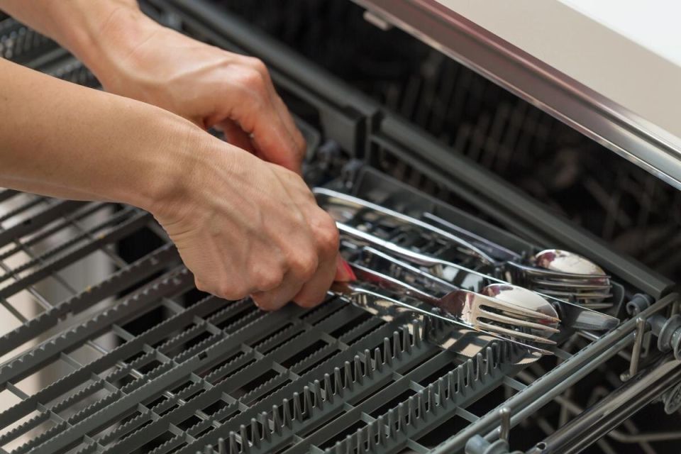 Как вернуть столовым приборам сияние: простой способ с фольгой