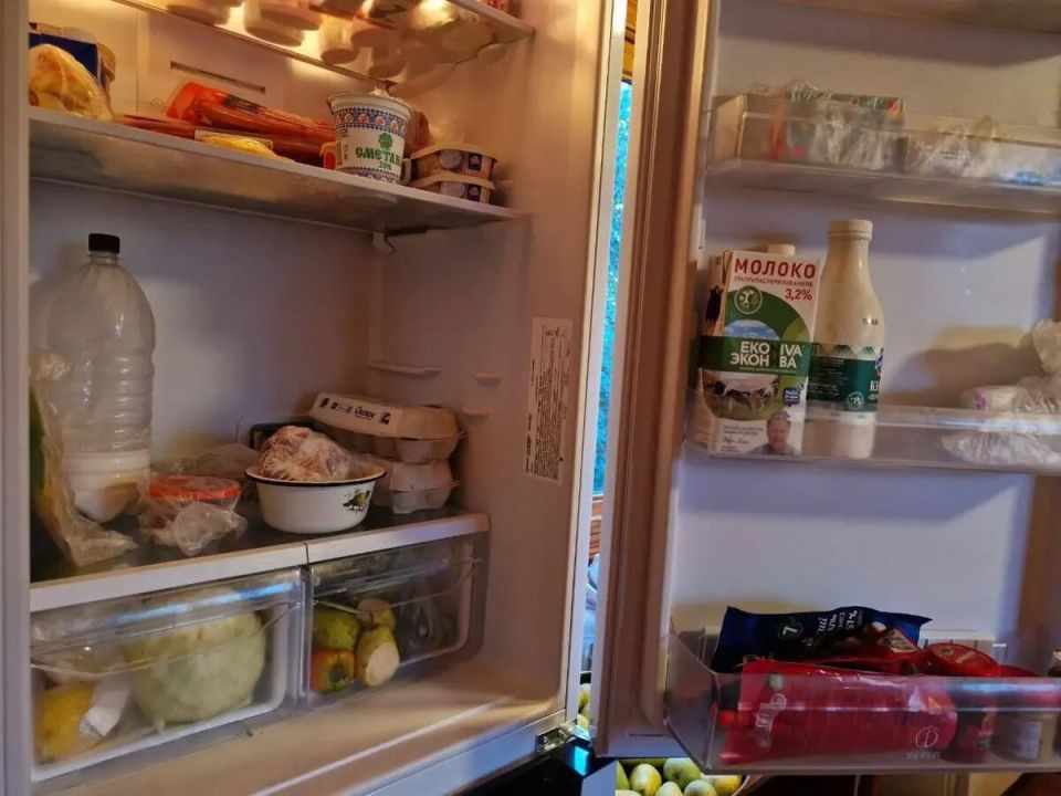 Эффективные решения для борьбы с запахами в холодильнике без химии