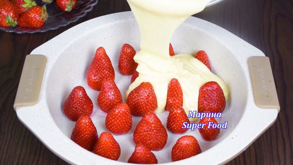 Нежный клубничный пирог на кефире: искусство выпечки на вашей кухне