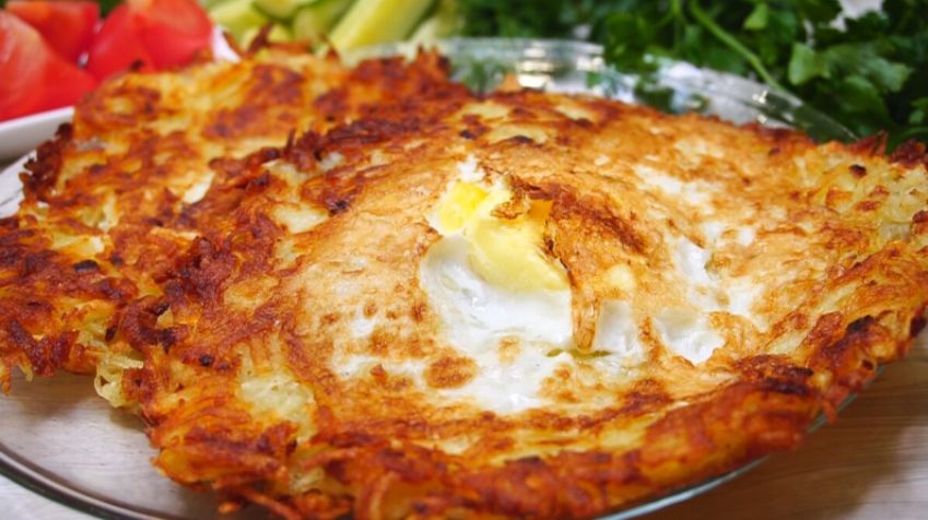 Сытный завтрак за считанные минуты: картофель и яйца в главной роли