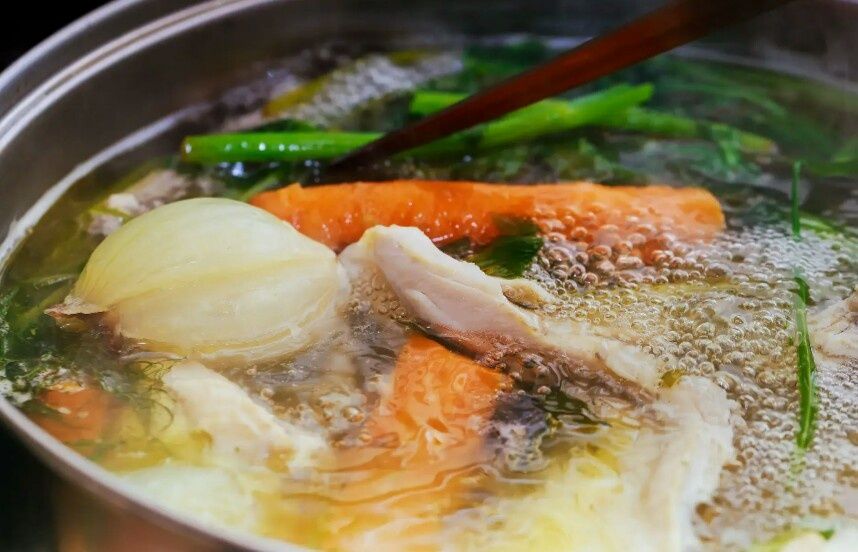 Почему солить бульон – искусство, которому стоит отдать должное