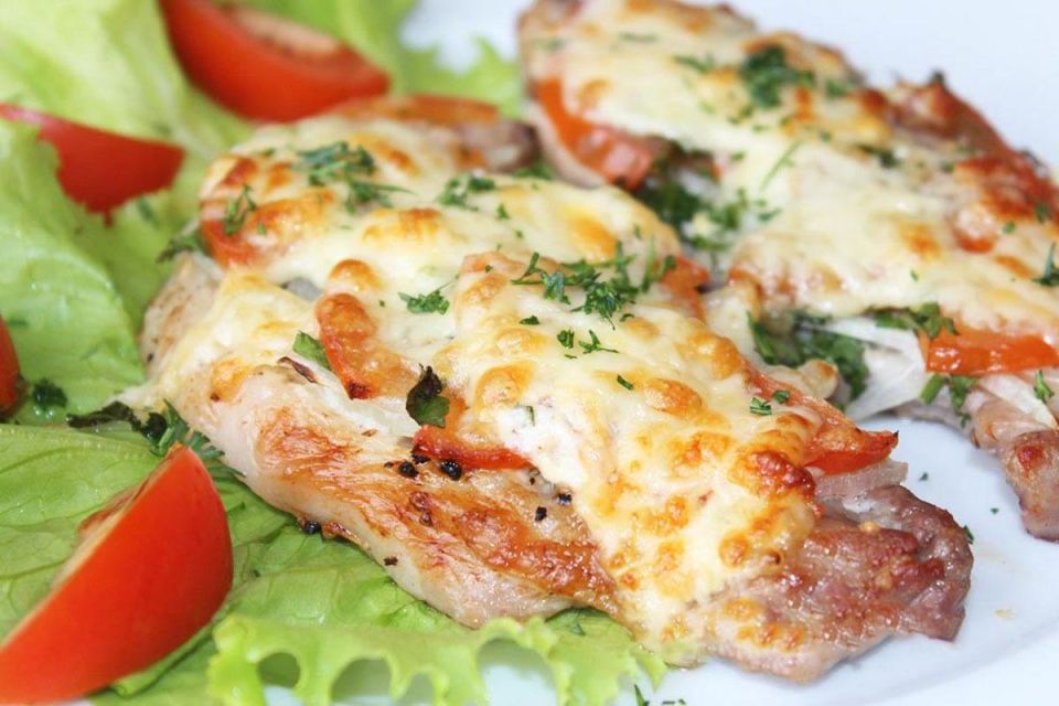 Свиные отбивные с помидорами и сыром: наслаждение для всей семьи