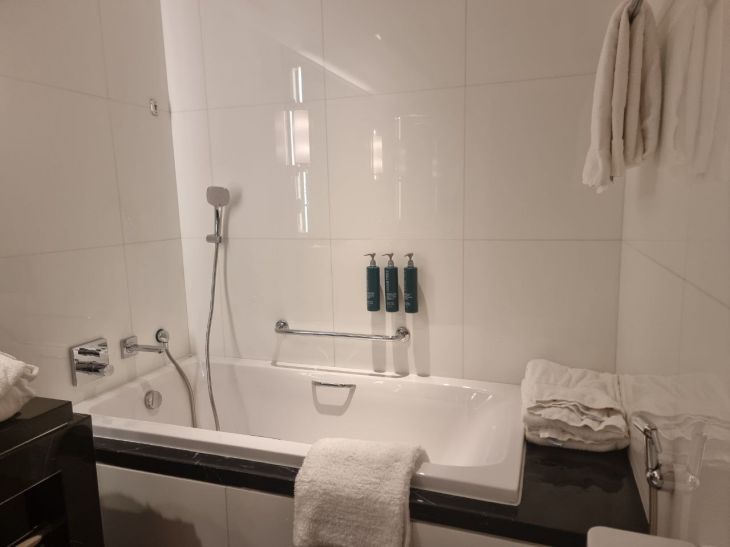 Секрет чистой ванны без жестких химикатов: приготовьте пасту из двух ингредиентов