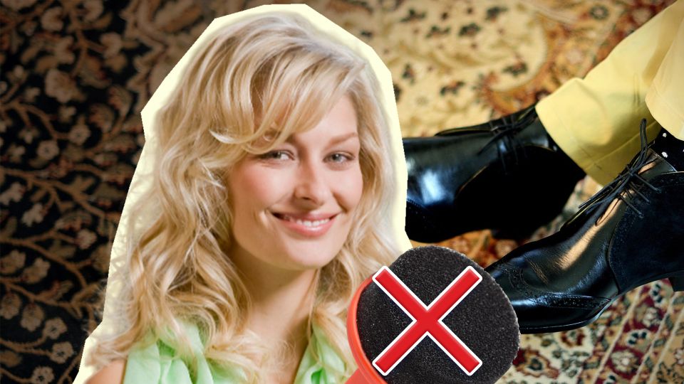 Забудьте про губку для обуви: умные хозяйки давно натирают ботинки вот чем