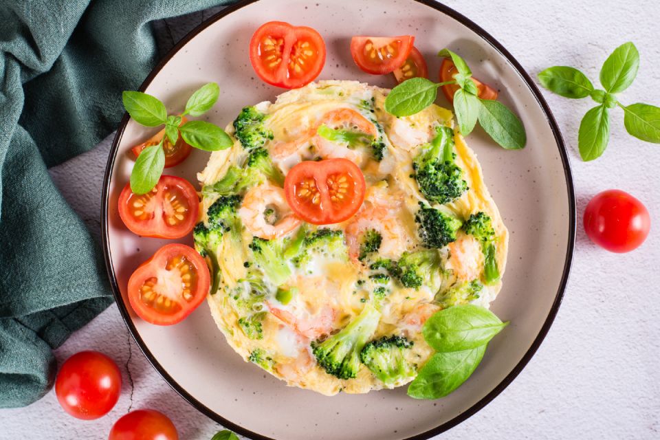 Энергия самого утра: омлет со шпинатом и брокколи для здорового старта дня