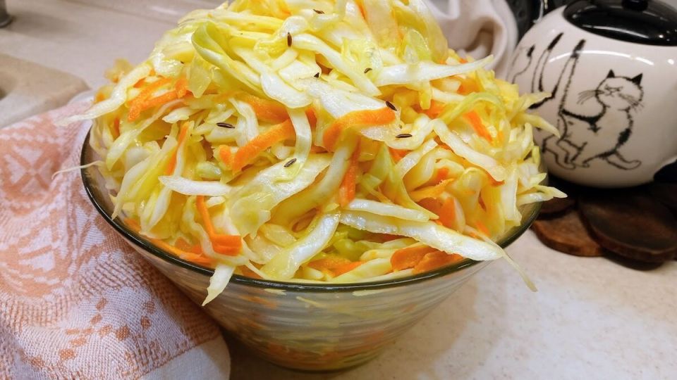 Секреты квашеной капусты: как бабушки из Беларуси делают её неповторимо вкусной