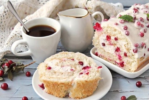 Нежный бисквитный рулет с ягодным муссом