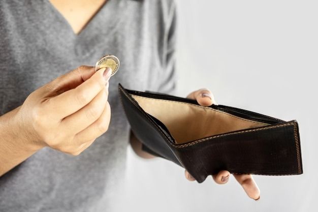 Россияне на пороге перемен: снижения зарплат и увеличения сокращений