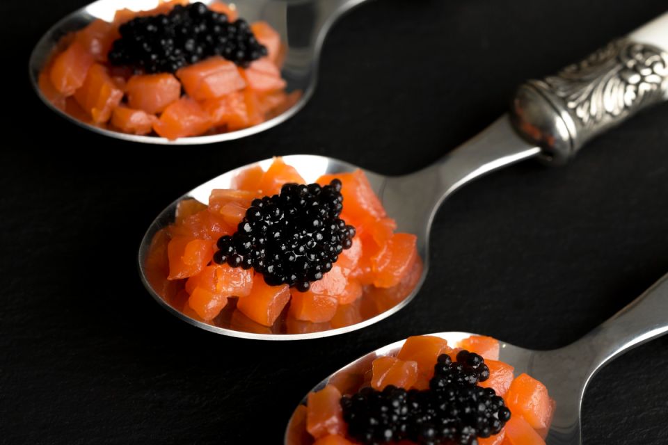 Чёрная икра: от древнего лакомства до современного символа богатства