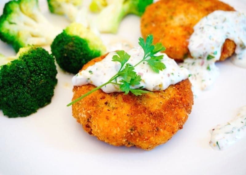 Сочные рыбные котлеты с соусом: простой рецепт для домашнего ужина