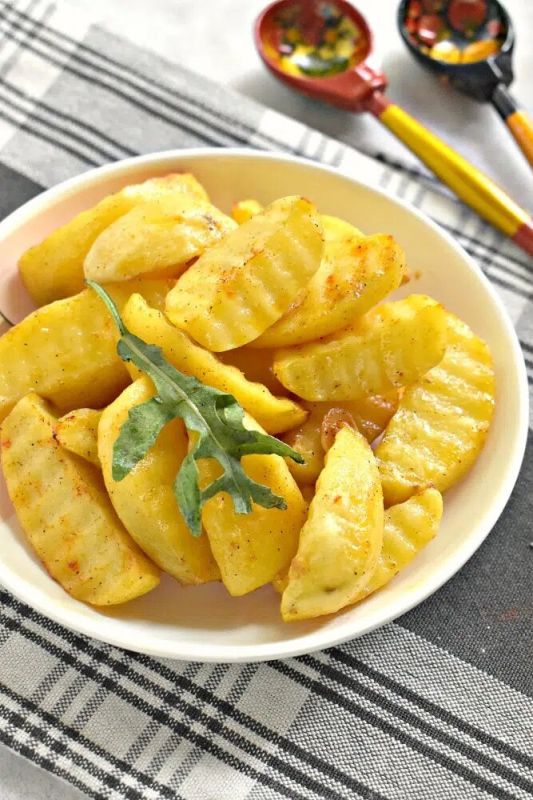 Ароматный запечённый картофель с чесноком для идеального гарнира