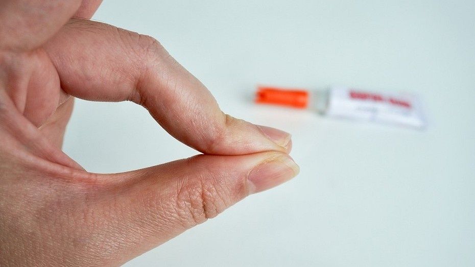 Как избавиться от суперклея на руках: практические советы и народные средства